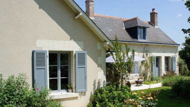 Klappläden / Fensterläden aus Aluminium mit feststehenden Lamellen - Fenster offen Blick auf Terrasse Bild: Ehret