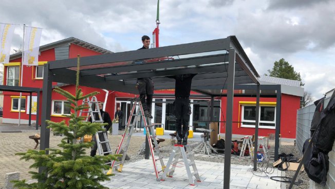 Terrassendach Nyon von KLAIBER mit Fundamentbau und Erklärvideo